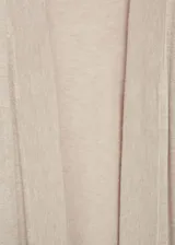 Cardigan de punto fino color beige, de diseño recto, manga larga y escote en V sin cierre.