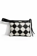 Clutch estructurado con diseño de rombos en combinación de cuero blanco y negro. Presenta una franja superior de cuero liso negro con costuras decorativas y una placa metálica con el logo de la marca. Incluye una correa de mano lateral y tiras decorativas.