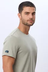 Remera lisa de manga corta y cuello redondo, color gris oscuro, de calce cómodo con pequeño logo bordado en el pecho.
