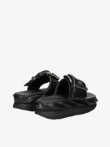 Sandalia negra con aro para el dedo y hebilla metálica plateada.