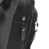 Bandolera negra de tela con doble cierre, asa fija, forro interior textil, bolsillo interno con cierre y dos bolsillos externos con cierre.