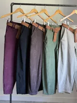 Pantalón tipo carrot de corderoy color verde oliva, con cintura elastizada y largo capri/cropped.