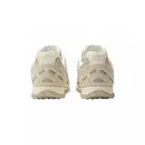 Championes urbanos New Balance modelo 204L, color beige, con diseño de paneles en malla y gamuza, logo N característico en los laterales y suela de goma texturizada.