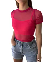 Remera fucsia de tull con mangas cortas y cuello alto.