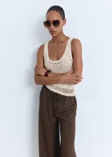 Pantalón wide leg de tiro medio color marrón, confeccionado en lyocell con forro de viscosa. Cuenta con cintura elástica con cordón ajustable y dos bolsillos laterales.
