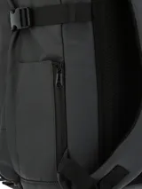 Mochila y maletín RKF de poliéster reciclado resistente al agua, en color gris oscuro con base negra. Cuenta con asa superior de goma reforzada, múltiples compartimentos con cierre impermeable, bolsillo para laptop y detalles en cordón verde con mosquetón.