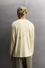Remera manga larga Zara Athleticz de color beige, con cuello redondo y costuras visibles en los hombros.