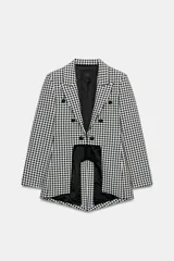 Blazer Zara Woman Collection de corte asimétrico con estampado de cuadros vichy en blanco y negro. Presenta cuello solapa, cierre frontal con botones y un diseño de bajo irregular con abertura central.