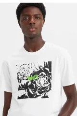 Remera blanca de corte relajado con estampado de rosas en negro y logo de Levi's en verde neón.