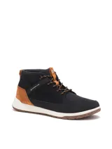 Bota de caña media Caterpillar modelo Quest Mid, confeccionada en gamuza negra con detalles en color tostado en el talón y la lengüeta. Presenta cordones jaspeados, suela blanca de EVA y base de goma con tracción.