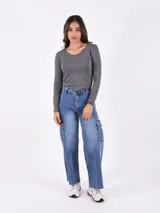 Remera básica de manga larga en color gris oscuro, con cuello redondo y corte ajustado al cuerpo.