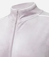 Campera deportiva de plush color negro con cuello alto, cierre frontal por cremallera, bolsillos laterales y detalle de piping blanco contrastante en mangas y bolsillos.