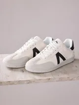 Championes Rusty modelo Haifam, color blanco con detalles en negro y gris. Presentan capellada de PU y textil, forro textil y suela de TPR.