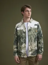 Camisa tipo chaqueta de franela escocesa con bolsillos de parche en el pecho.