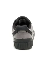Sneaker para hombre marca CAT, modelo Axiom Charcoal, color gris con detalles en negro y logo amarillo en la lengüeta. Confeccionada en cuero encerado desgastado y gamuza revestida de PU, con forro y plantilla de espuma de PU moldeada.