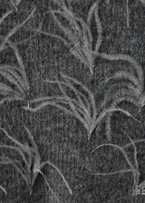 Jersey de punto gris con cuello redondo y adorno de plumas de avestruz en el pecho y las mangas, de corte recto y manga larga.