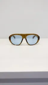 Lentes de sol con diseño aviador oversized y armazón grueso de acetato oscuro.