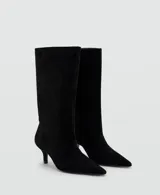 Botas de caña media en color negro, confeccionadas en piel bovina, con punta fina y taco aguja bajo.