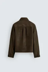 Sobrecamisa de corte relajado confeccionada en tejido de estructura irregular con lana. Presenta cuello solapa, cierre frontal con botones, mangas largas con puños abotonados y bolsillos frontales con solapa en el pecho.
