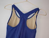 Malla enteriza deportiva color borgoña, con breteles anchos y escote redondo.