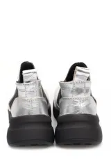 Zapato deportivo sin cordones con estampado de leopardo y elásticos laterales.