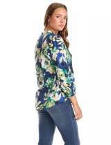 Blusa Ruby Rd de manga larga con puños elastizados, cuello a la base con escote en V y botones frontales. Presenta un diseño delantero plisado y un estampado floral en tonos azules, verdes y blancos.