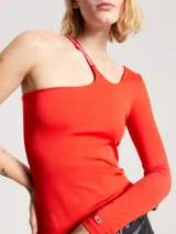 Remera roja de manga larga con corte asimétrico y un solo tirante con logo de Tommy Jeans.