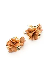 Aros caravanas de metal dorado con diseño de flores tridimensionales confeccionadas en tela marrón y pétalos metálicos dorados.