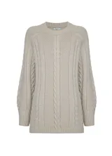 Sweater tejido en punto color gris claro, con cuello redondo y manga larga. Presenta diseño de trenzas en el frente y terminaciones acanaladas.