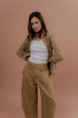 Pantalón de denim corte balón, color azul claro, con bolsillos frontales y diseño amplio en las piernas.