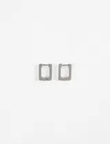 Aros rectos de acero quirúrgico hipoalergénico color plateado.