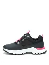Sneaker Caterpillar modelo Colorado Lo, de diseño urbano y deportivo. Confeccionada en una combinación de cuero y nylon negro, presenta detalles en color fucsia en los cordones, tiradores y talón. Cuenta con una entresuela de EVA blanca y suela de goma con tracción.