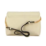 Cartera tipo sobre de color negro con diseño acolchado, solapa frontal y aplique metálico dorado con forma de letra V. Incluye correa de cadena dorada.