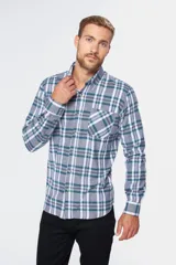 Camisa de viyela tipo leñadora con diseño a cuadros en tonos borgoña, blanco y gris. Manga larga con bolsillo en el pecho y botones en el cuello.