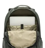 Mochila Columbia Manresa 25L color verde militar, con tecnología Omni-Shield que repele la humedad y las manchas. Cuenta con dos compartimentos principales, funda acolchada para laptop de hasta 13 pulgadas, panel trasero transpirable, bolsillos laterales de red para botellas y correas de hombro contorneadas y acolchadas.