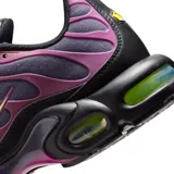 Championes Nike Air Max Plus OG, color morado y negro con detalles en fucsia y logo Swoosh amarillo flúor. Cuentan con unidades de aire visibles en la suela y tecnología Tuned Air para mayor amortiguación.
