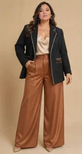 Blazer negro de lana soft con solapas contrastadas en blanco, cierre frontal de un botón y bolsillos laterales decorados con apliques artesanales en relieve y flecos colgantes.