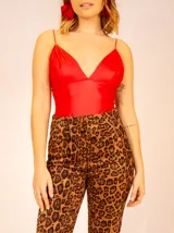 Body de lycra color rojo con breteles finos y escote en V.