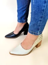 Zapatos de tacón cuadrado color negro, confeccionados en cuero, con punta fina y costuras decorativas visibles en el borde de la suela.