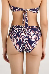 Calzón de bikini de tiro alto con diseño estampado abstracto en tonos azul marino, blanco y rojo, y frunces laterales.