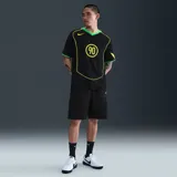 Camiseta Nike Total 90 Energy de color negro, con detalles en amarillo flúor y verde, de manga corta y cuello en V. Presenta un diseño inspirado en los años 2000 con el número 90 impreso en el centro del pecho y ribetes curvados en contraste.