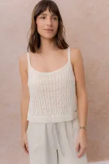 Top de punto color crudo, con tirantes finos, escote redondo y diseño calado con textura.