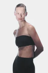 Top deportivo strapless de sujeción media, confeccionado en tejido funcional con tecnología SculptMove que realza el contorno y DryMove para absorber el sudor. Cuenta con copas de relleno extraíbles.