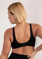 Soutien de microfibra sin costuras, con diseño de breteles anchos y banda elástica reforzada para mayor sujeción. Modelo sin aros ni copas preformadas.