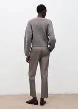 Pantalón de vestir color gris con sutil patrón a cuadros, de corte recto y tiro medio con bolsillos laterales.