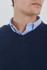 Sweater amarillo de tejido suave tipo cashmere, con escote en V.