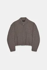 Cazadora estilo bomber acolchada con estampado de pata de gallo, cuello subido con trabilla y botón, manga larga y cierre frontal con cremallera. Presenta bolsillos delanteros y bajo elástico.