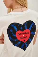 Remera blanca de algodón con estampa trasera en forma de corazón que simula un disco de vinilo con la inscripción Extraordinary Records.