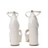 Sandalias de mujer marca Bottero, color blanco, con diseño de tiras cruzadas en el empeine, plataforma delantera y tacón ancho. Incluyen pulsera ajustable al tobillo con cierre de hebilla.