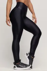 Calza deportiva de tiro alto en color verde militar, confeccionada en tejido técnico con acabado satinado. Presenta un diseño anatómico que se ajusta al cuerpo y cuenta con un bolsillo interno.